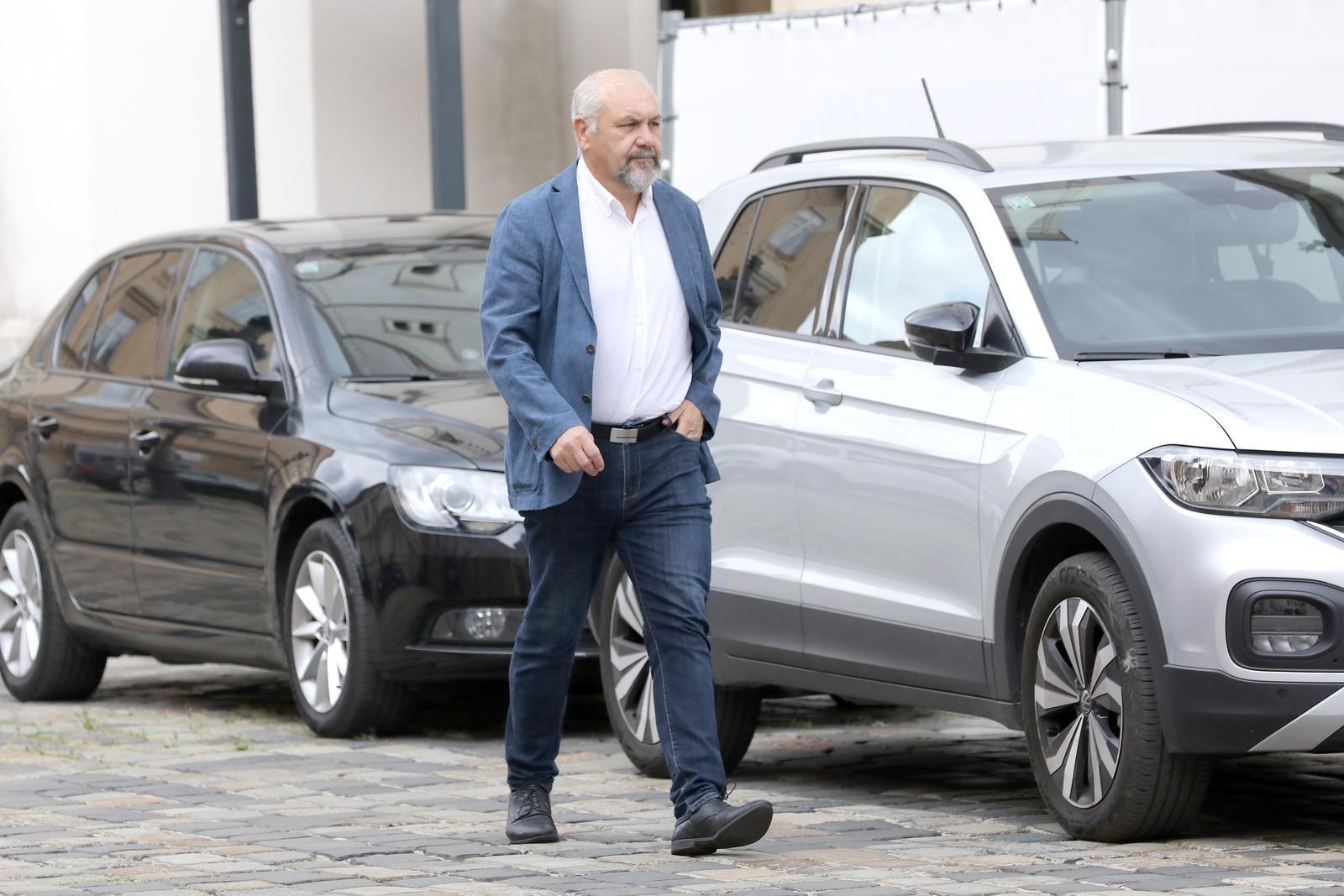 Sada kada napokon postaje penzioner izbacuju ga iz stranke penzionera
