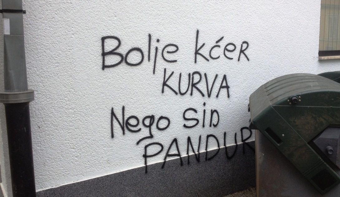 Grafit na zgradi preko puta policijske postaje u Pazinu
