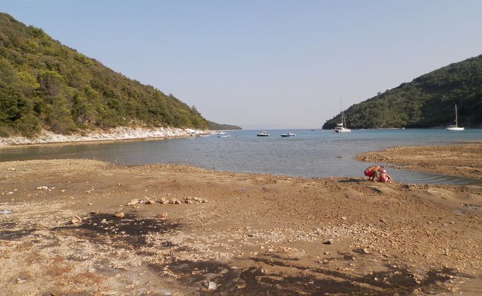 Uvala Prtlog nema uređenu plažu