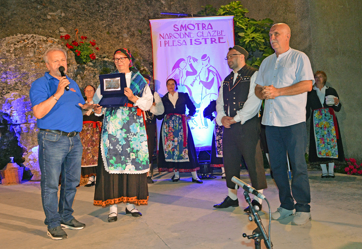 Tajnik RKUD-a "Rudar" Raša Josip - Pino Knapić, Ines Kiršić, predsjednik KUD-a "Ivan Fonović Zlatela" Kršan Zoran Karlić i Josip Percan
