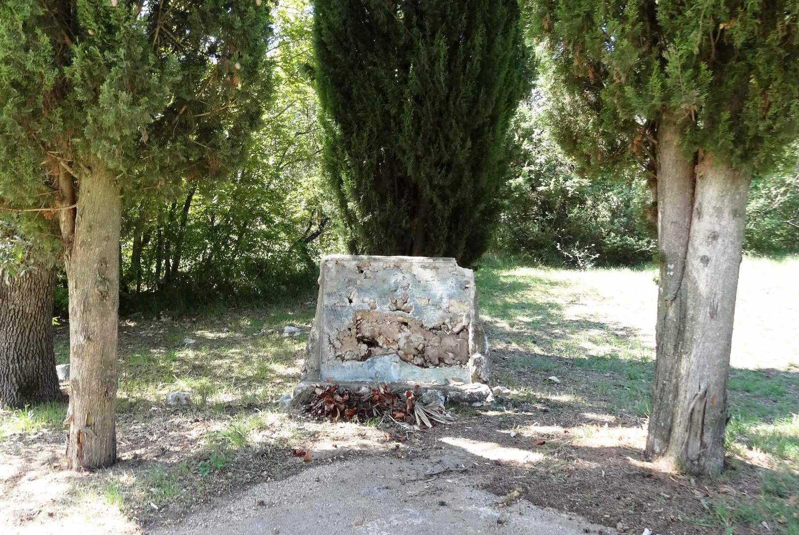 Sa spomen obilježja skinuta je bakrena ploča