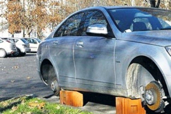S BMW-a ukrao sva četiri kotača: Auto ostavio na ciglama