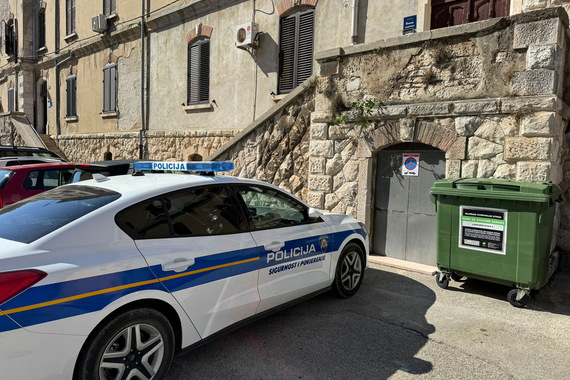 Policija parkirala točno ispred znaka zabrane parkiranja
