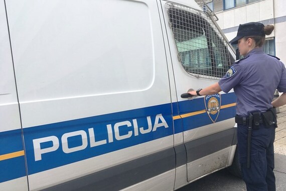 Policajac van službe usred noći ulovio kriminalce