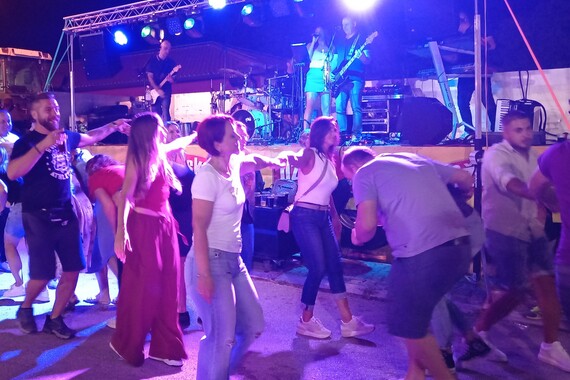 Mladi Kršanci pokazali što je prava narodska fešta. Ovakvu pozornicu nema ni Let 3