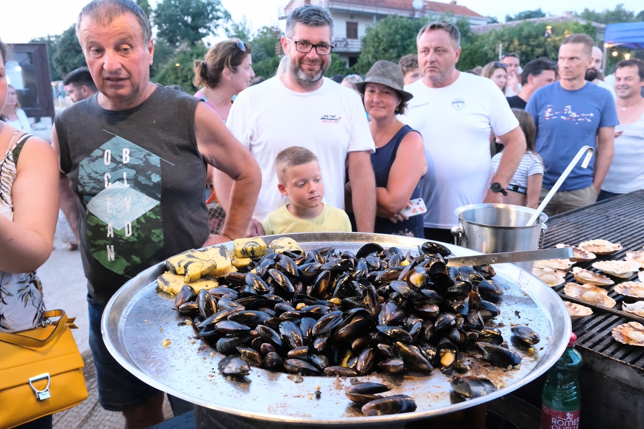 Pedoći na buzaru završili su gotovo na svim pladnjevima (Snimio: Milivoj Mijošek)