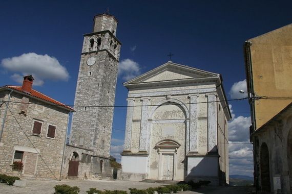 Vjernici stali iza župnika u Vižinadi: Optužbe za seksualno uznemiravanje su laži