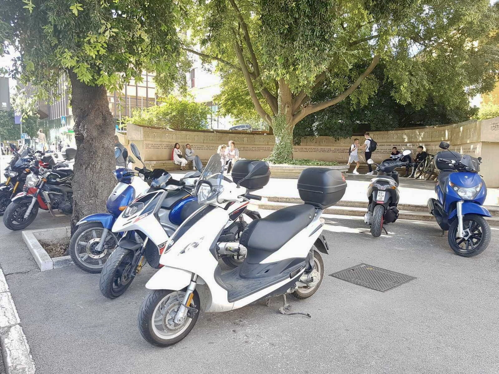 Nema više parkiranja preko puta tržnice (Foto: Mirjana Vermezović Ivanović)