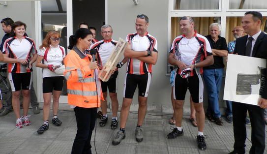 Virna Višković Agušaj prima poklon od Holcimovaca iz Slovačke (foto: Nenad Čakić)