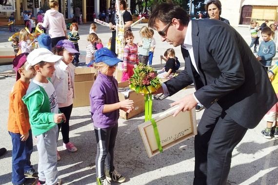 Mališani novigradskih vrtića posjetili gradonačelnika: Razmijenili darove i oslikali Veliki trg