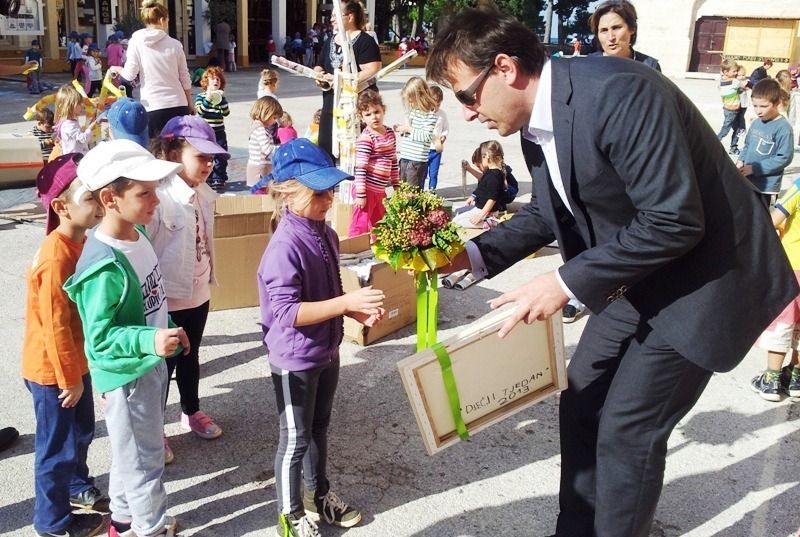 Mališani iz dječijih vrtića posjetili su novigradskog gradonačelnika 