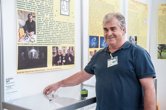 Vodnjanac izmislio bateriju na slanu vodu: Baterijom osvijetlio crkvu u Batvačima