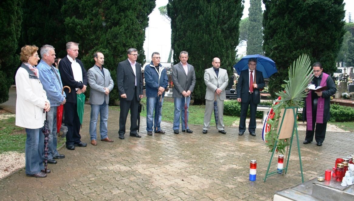 Položeni su vijenci i zapaljene svijeće na Centralnom križu porečkog gradskog groblja