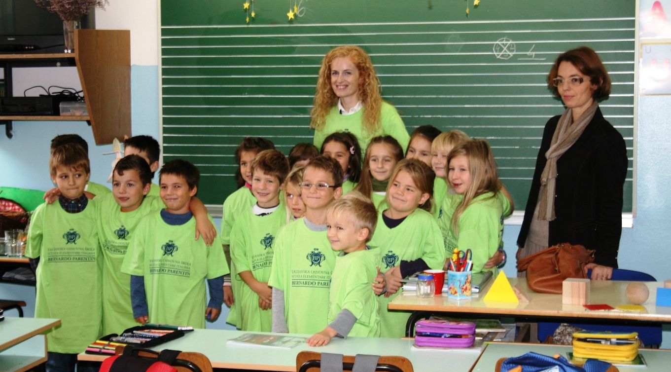Prvašići Talijanske osnovne škole B. Parentin sa zamjenicom porečkog gradonačelnika