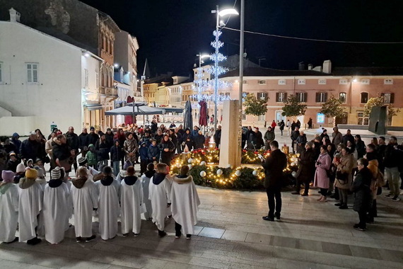 Čast da upale drugu advenstku svijeću pripala Luki i Ani Černac