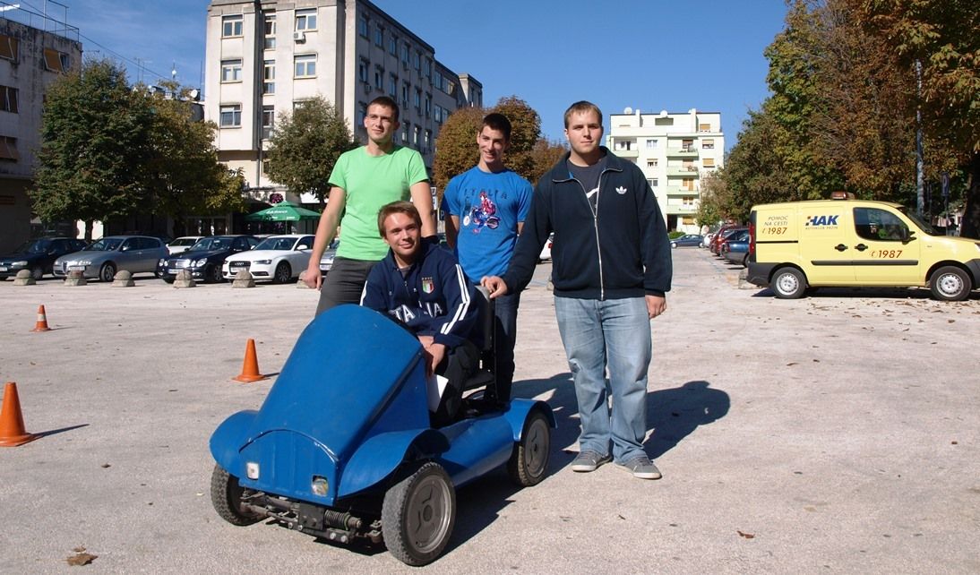 Dio ekipe koja je radila na konstrukciji elektromobila