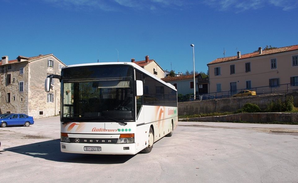 Autobus je ostavljen na parkingu