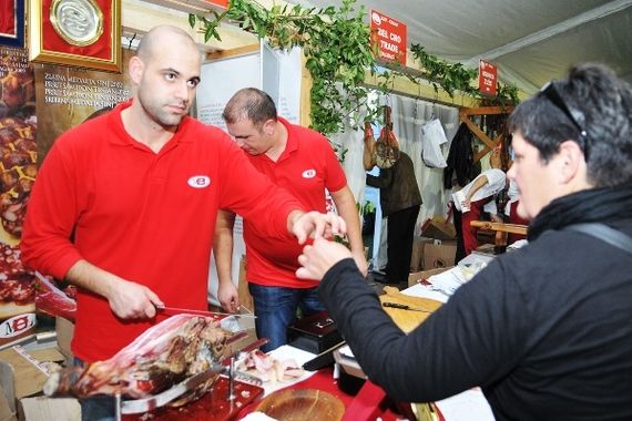 Sajam pršuta u Tinjanu: Dvadeset tisuća posjetitelja pojelo 5,5 tona pršuta