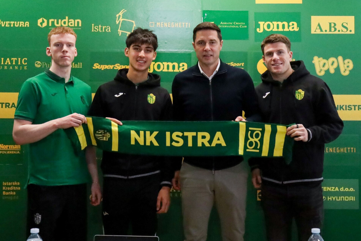 Trojica novih igrača i sportski direktor Saša Bjelanović (foto: NK Istra 1961)
