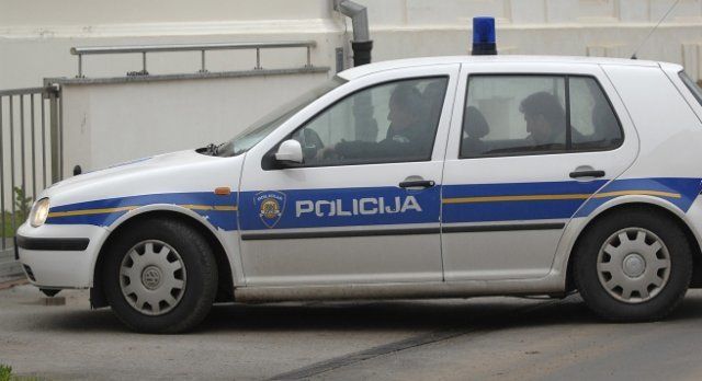 Policijski službenici poduzimaju radnje kako bi utvrdili sve okolnosti događaja
