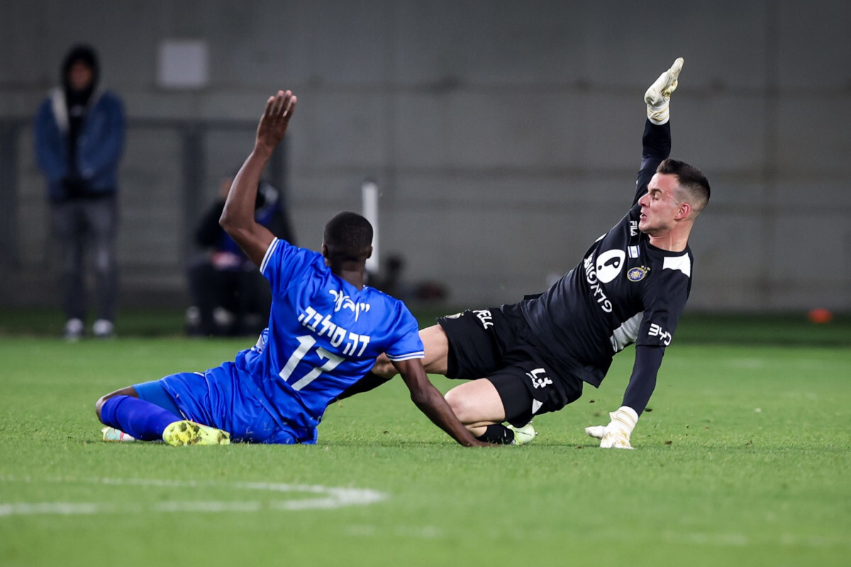 Kobni sraz Simona Sluge i Jardela (foto: Maccabi Tel Aviv)