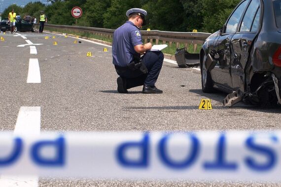 Pretjecao 'pod gasom' pa skrivio sudar: automobil se prevrnuo i zapalio. Vozač odbio pomoć