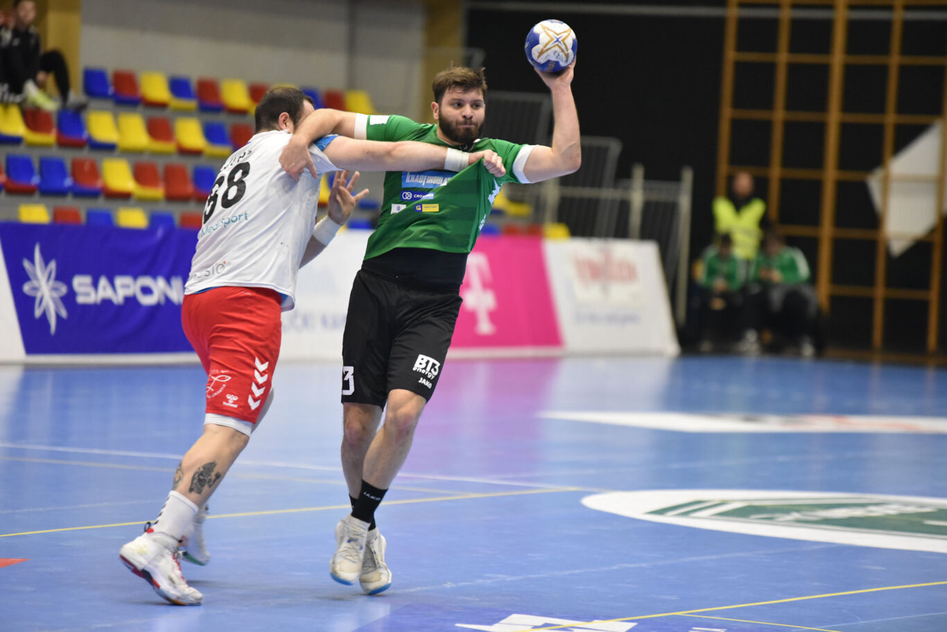 PROTIV 'SVOJIH' - Petar Krupić u duelu s Antoniom Ljubićem (foto: RK Nexe)