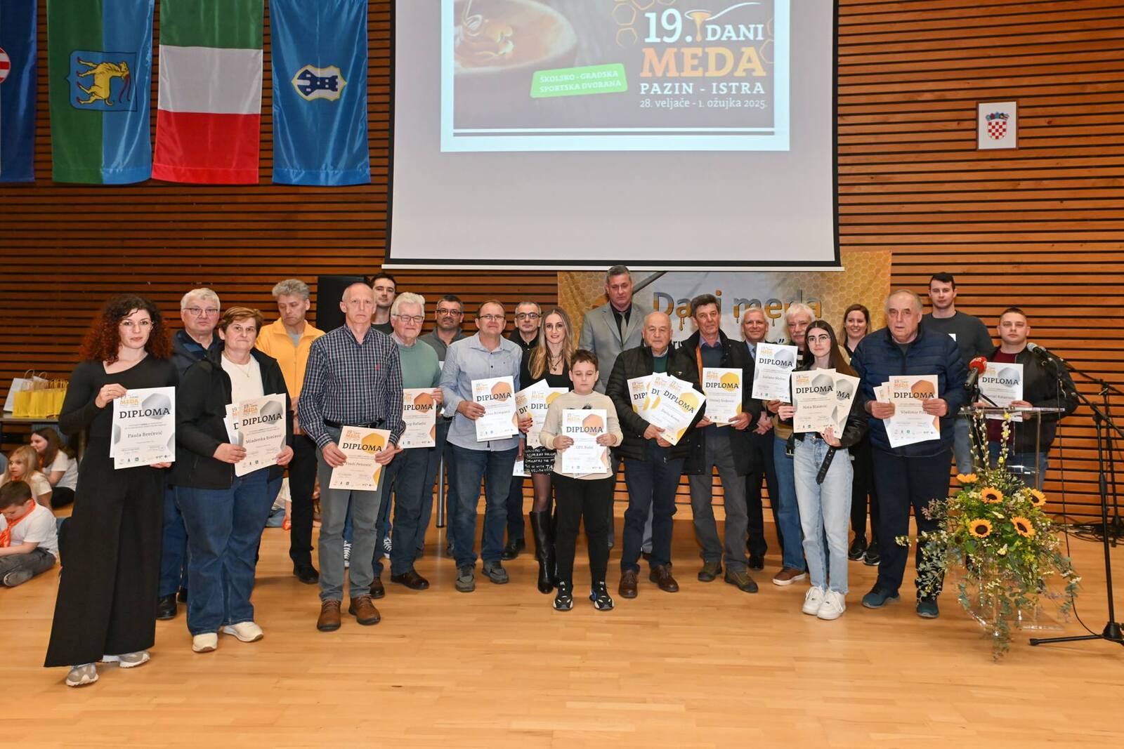 Nagrađeni pčelari i pčelarice na Danima meda (Foto: Grad Pazin/Facebook)