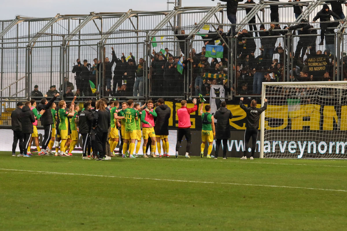 HOĆEMO LI PONOVNO GLEDATI TAKAV PRIZOR? - Slavlje 'zeleno-žutih' na Rujevici (foto: NK Istra 1961)