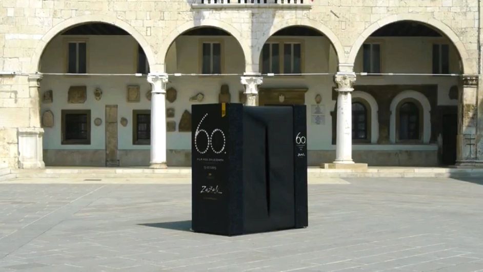 Kako bi se na neki način zahvalio publici, Festival joj je poklonio kutiju želja