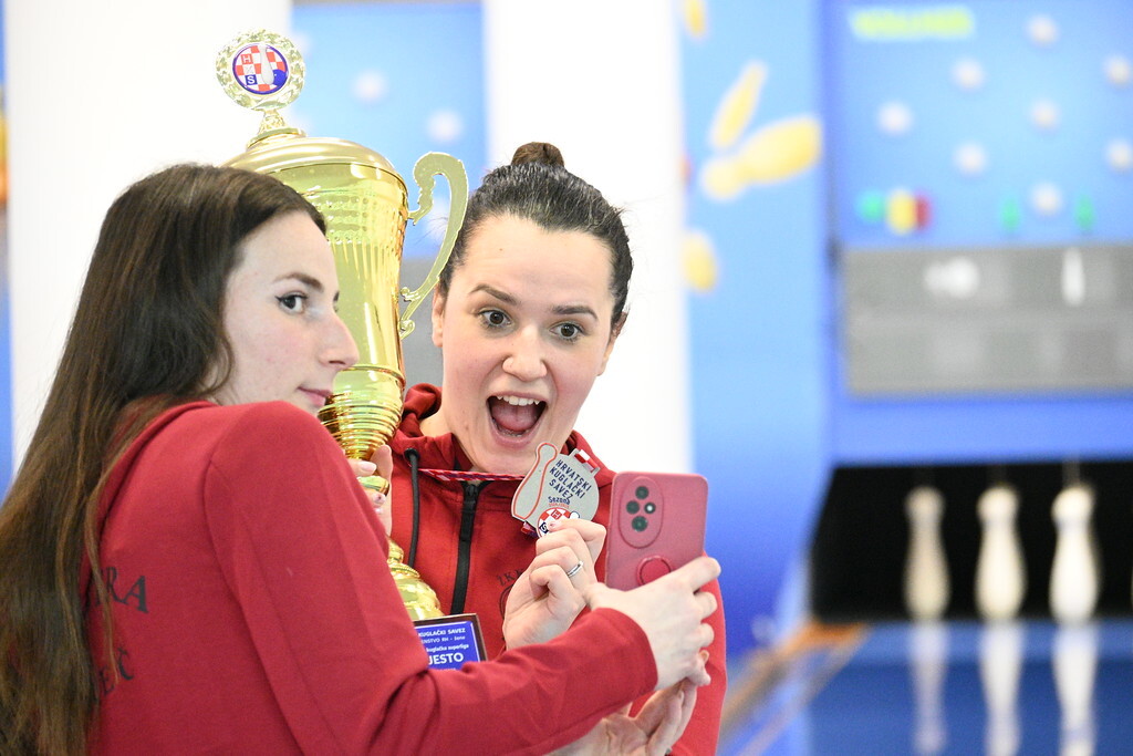 Maja Miculinić i Katja Oplanić s novim trofejem u svojim vitrinama (foto: Siniša Žulić)