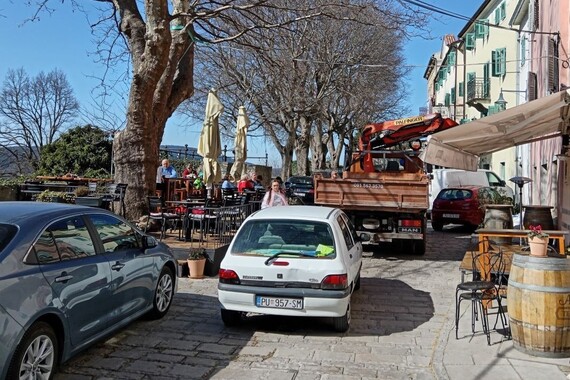 Stari grad zagušen automobilima: kad će se konačno uvesti reda? 'Ne dao Bog da hitna mora proći'