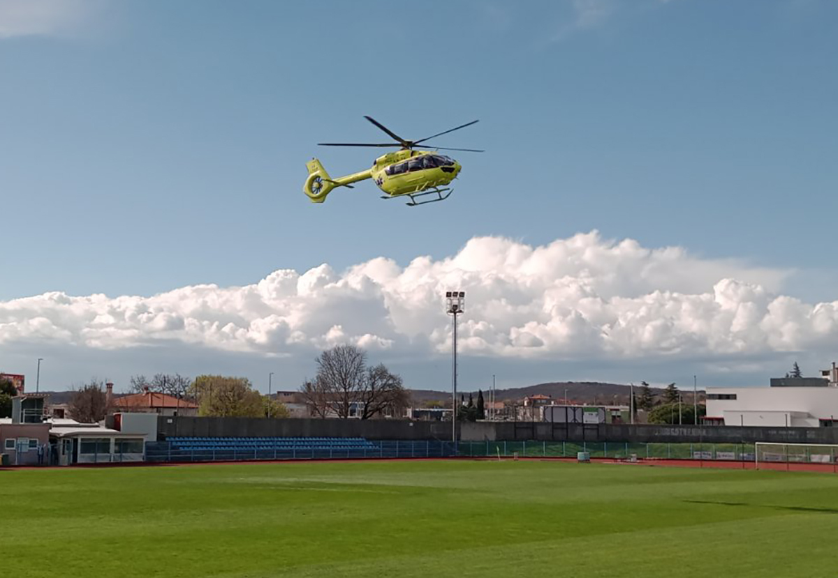Helikopter uzlijeće sa stradalom osobom (foto: Robi Selan)