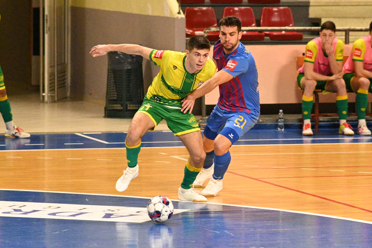 Bepo Paus u duelu s Mateom Kljunkom (foto: Siniša Žulić)