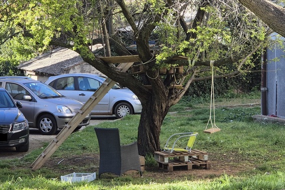 Klinci na Verudi pustili mobitele i napravili kućicu na stablu