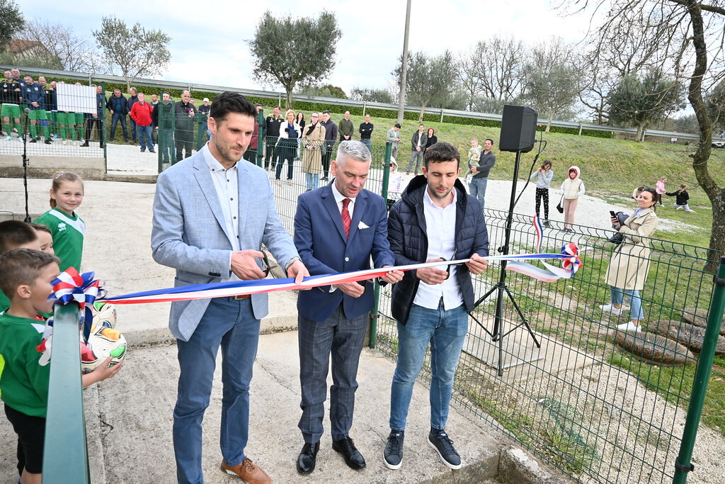 Načelnik, župan i predsjednik kluba prerezali su vrpcu (foto: Siniša Žulić)