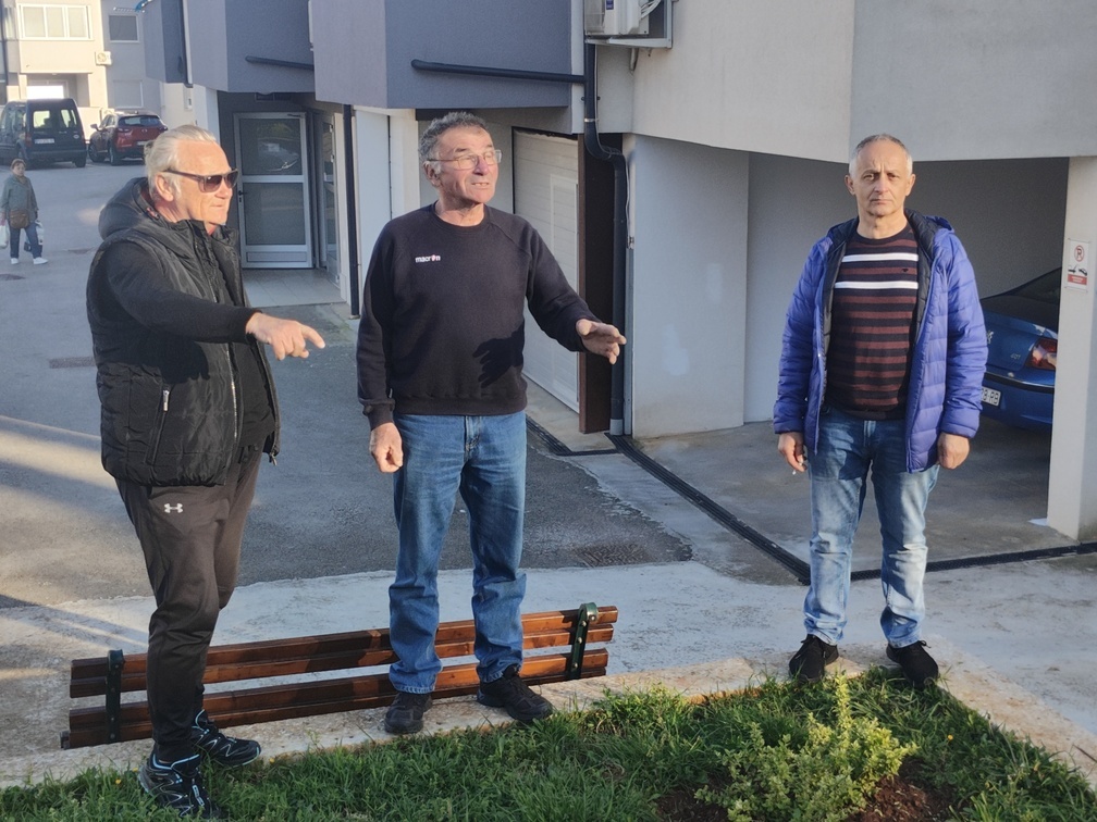 Lobo Kozarčanin, Slavko Sinčić i Željko Matoković ispred svojih zgrada (foto: Ivor Balen)