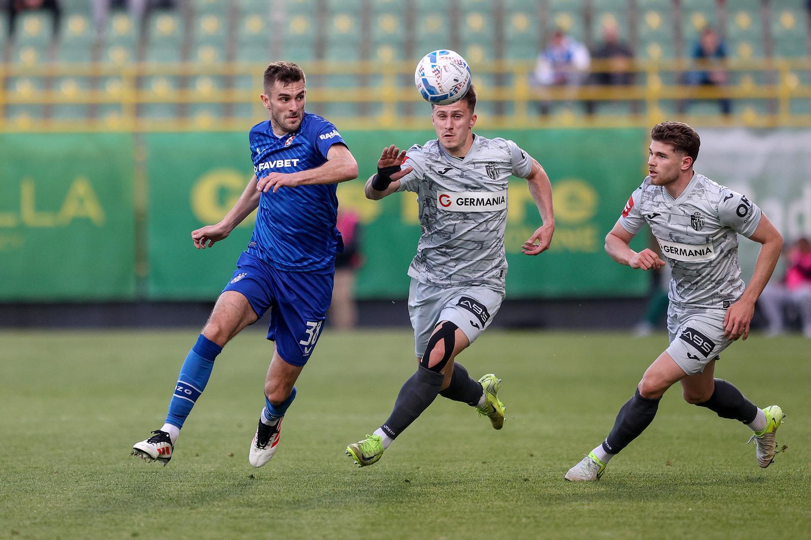 Mateo Lisica odnosi loptu ispred Bartola Franjića (foto: Nel Pavletić / PIXSELL)