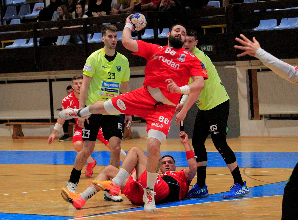 Antonio Ljubić šutira pored Ikanovića i Nexeove obrane (foto: RK Poreč)