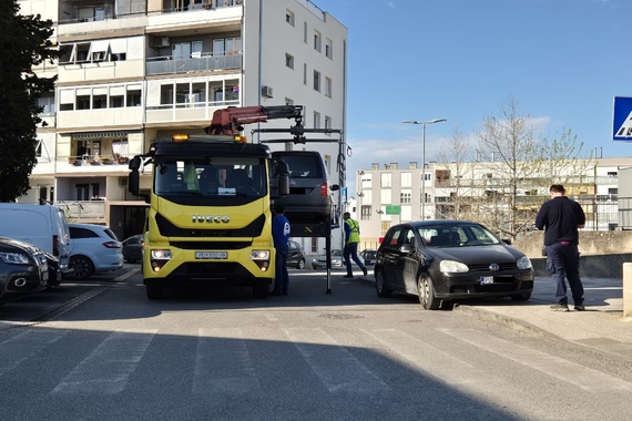 Pauk u akciji kod Doma zdravlja na Verudi. Vozači pripazite