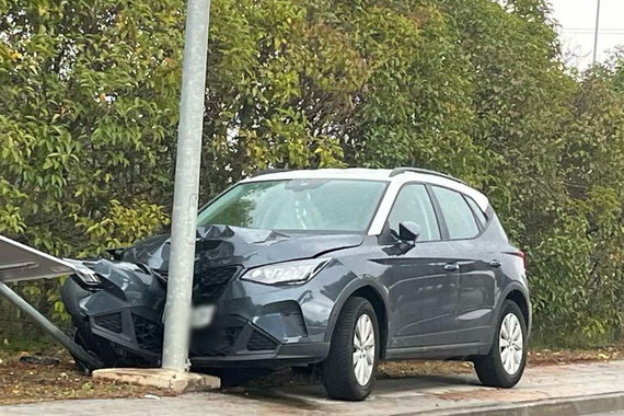 Pijana vozačica izletjela s ceste i udarila u stup javne rasvjete