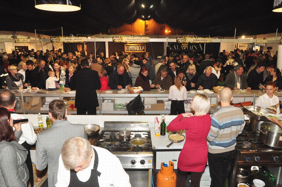 Gastro show je vrlo bogat raznovrsnim jelima kao i kuharima, chefovima i brojnim ugostiteljima 