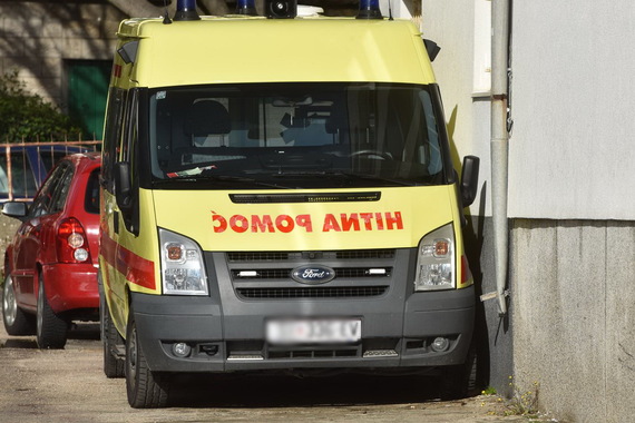 Mladić pao s četvrtog kata na vozilo hitne medicinske pomoći 