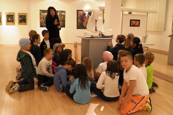 Medulinski osnovnoškolci posjetili izložbu likovnog fundusa Općine Medulin