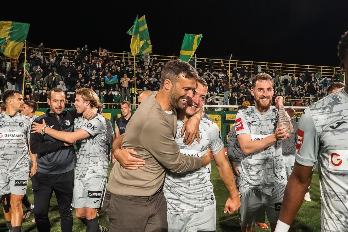 Gonzalo Garcia u slavljeničkom zagrljaju sa svojim igračima (foto: NK Istra 1961)