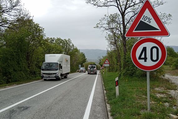 Na ovoj cesti gube se i dozvole i penzije. Nema kamera, ali policija vreba 'iz grmlja'