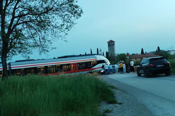 Automobilom podletio pod vlak na prijelazu bez rampe, stradalo i dijete. Policija objavila detalje