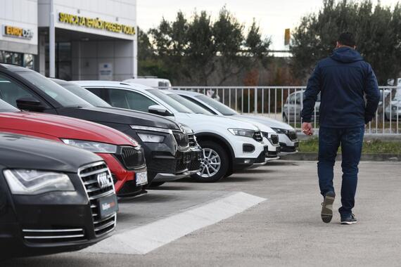 Iz autosalona uzela automobil bez plaćanja pa ga preprodala