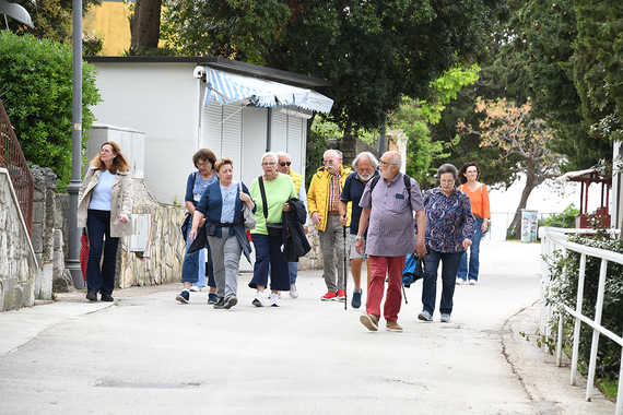 Turisti šetaju pored zaključanih vrata trgovina i restorana