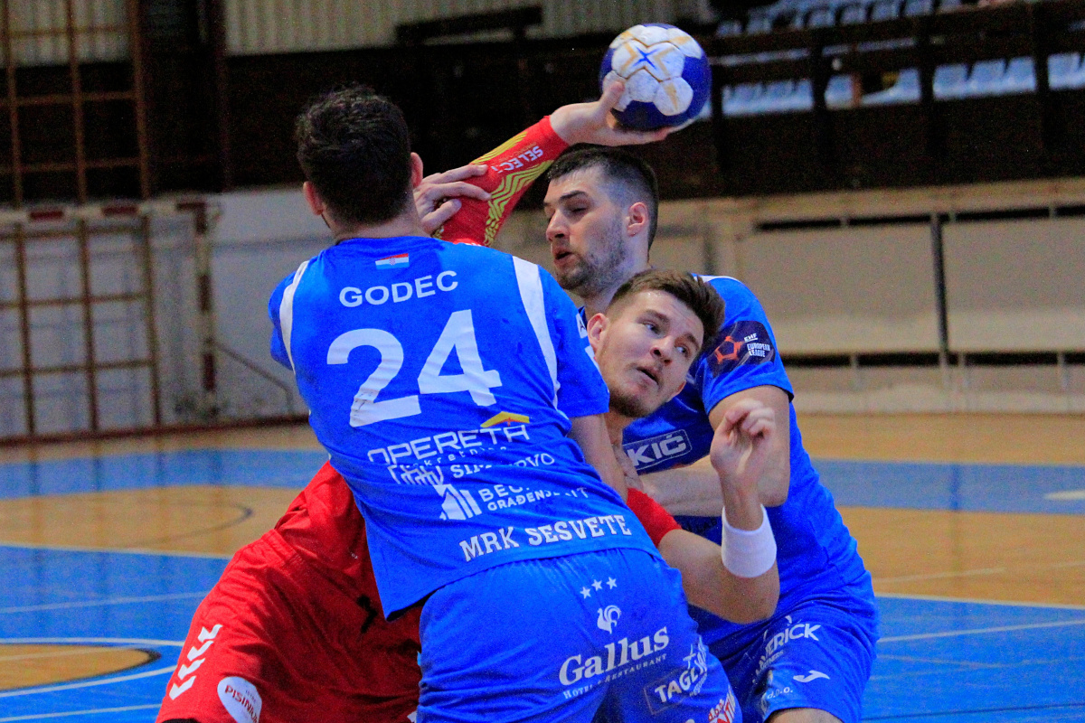 Nikola Ivanković pokušava proći kroz obranu Sesveta (foto: RK Poreč)